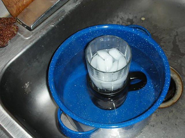 Кострюля с теплой водой
