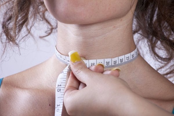 Манишка для девочки спицами. Схема и описание для начинающих, детская на пуговицах