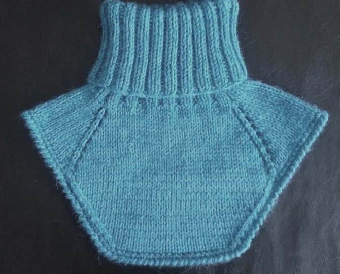 Манишка спицами для ребенка 2-4 лет