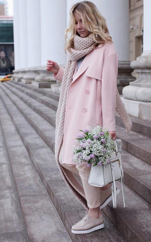 образ для свидания со светлым пальто, брюками и ботинками