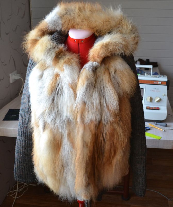 Полушубок с капюшоном из лисы